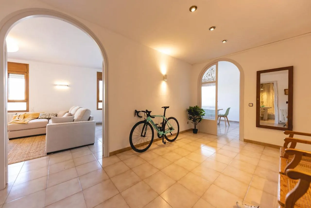Bravissimo El Lleo, Bright 4-Bedroom Apartment Girona 0*,  Spain