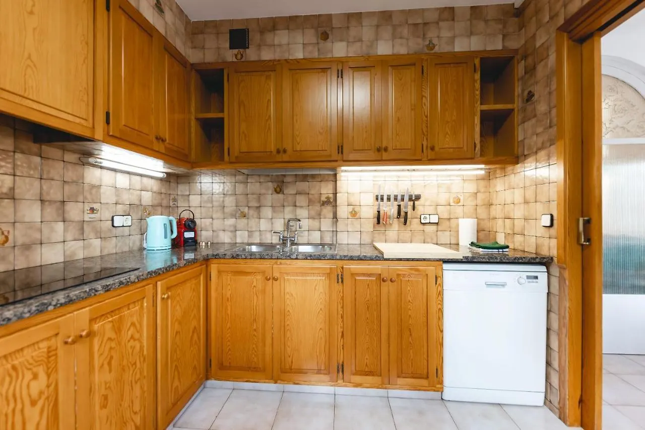 Bravissimo El Lleo, Bright 4-Bedroom Apartment Girona 0*,