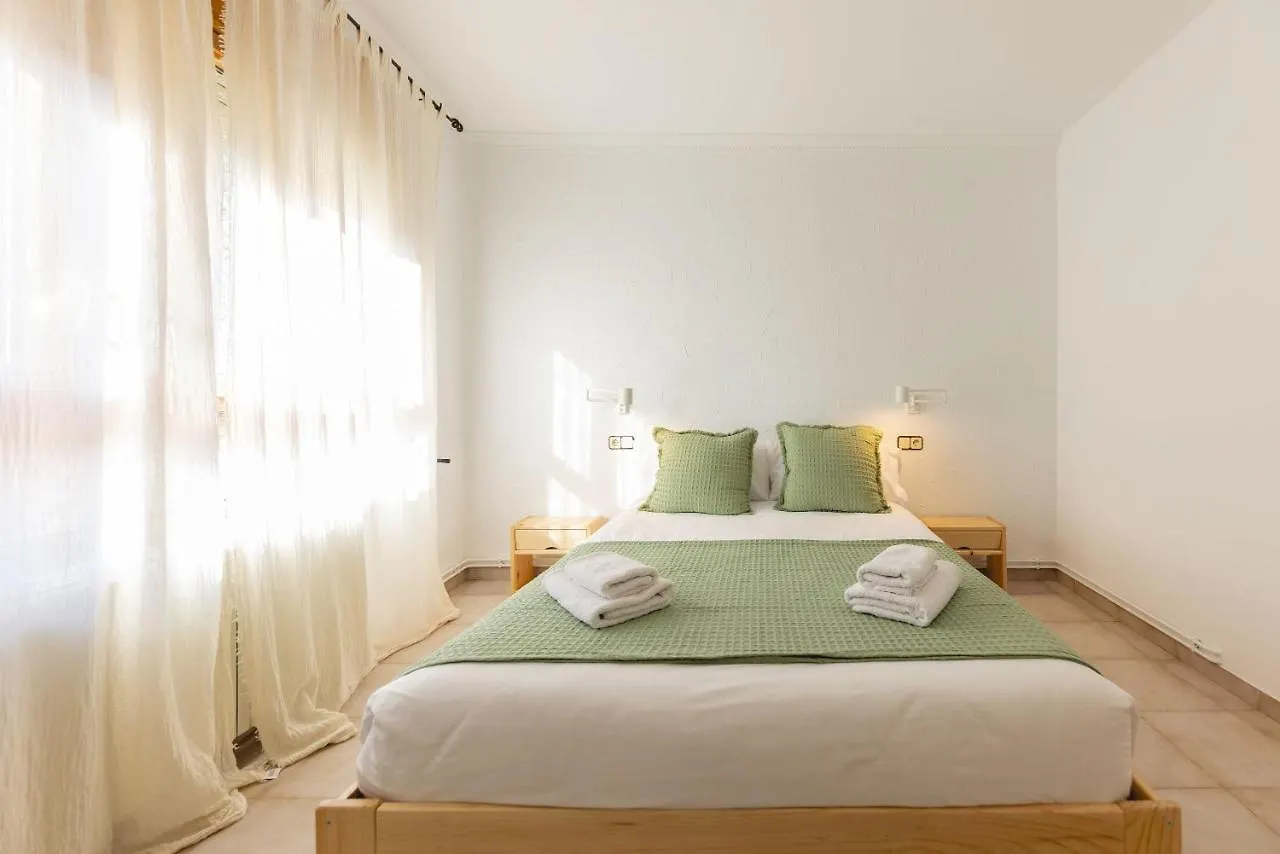Bravissimo El Lleo, Bright 4-Bedroom Apartment Girona 0*,  Spain