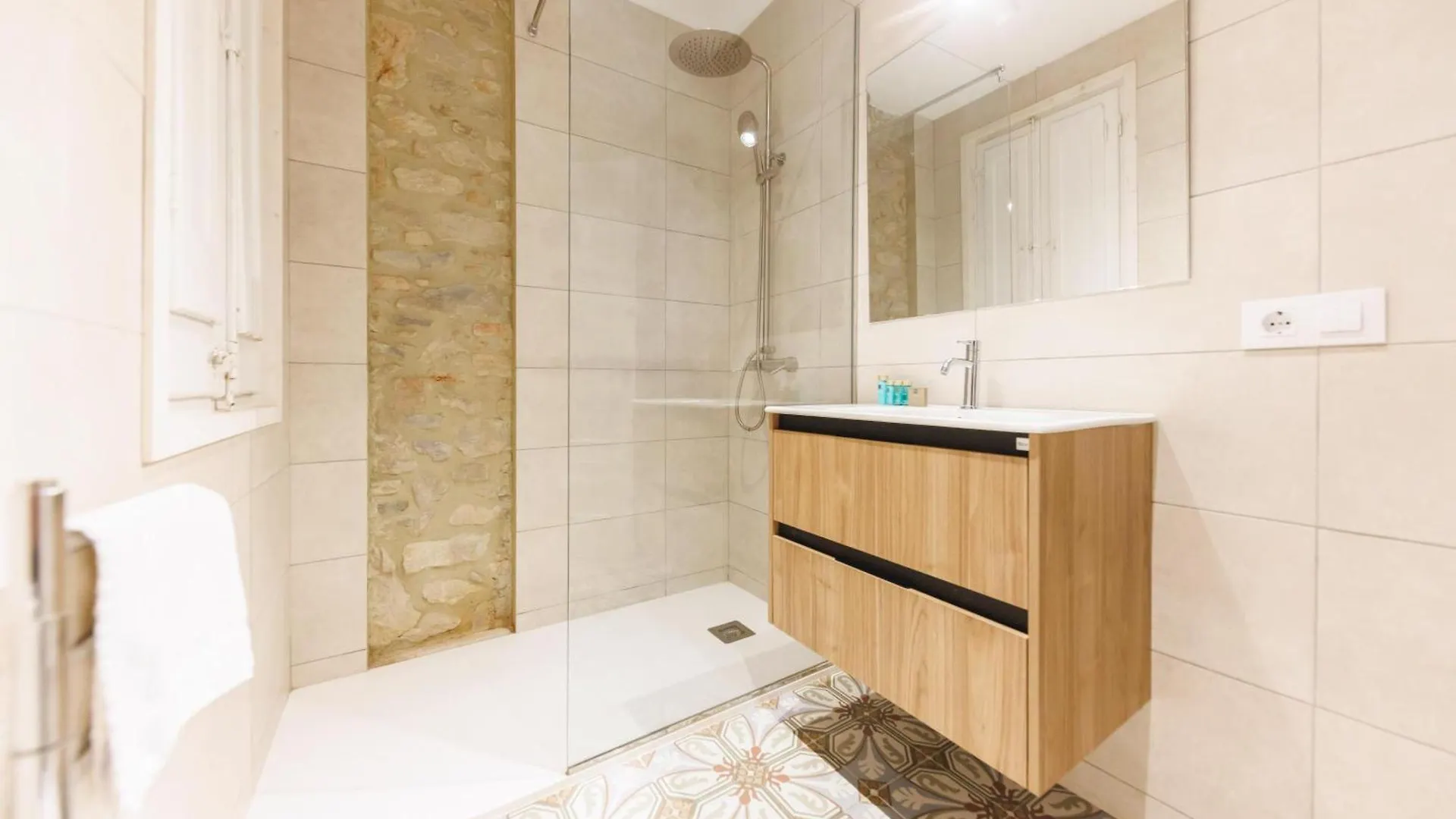Bravissimo El Lleo, Bright 4-Bedroom Apartment Жирона